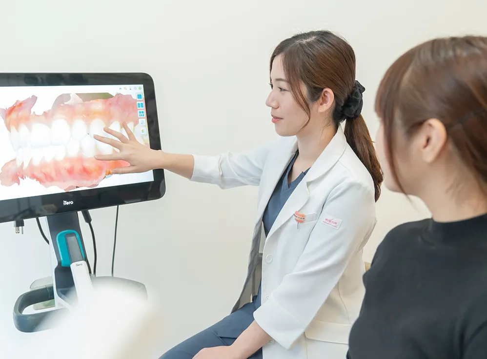 iTeroの3D画像で歯並びを説明する歯科医師