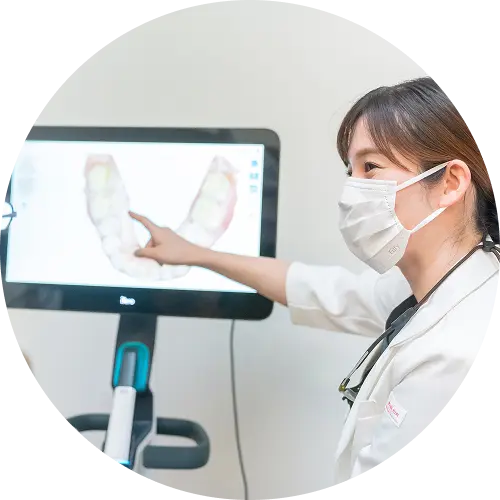 iTero口腔内スキャナーで撮影した歯型を確認するスタッフ