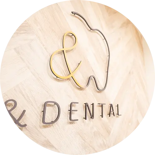 院内の&DENTALのサイン