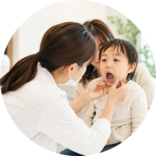 子どものお口の中を確認する様子